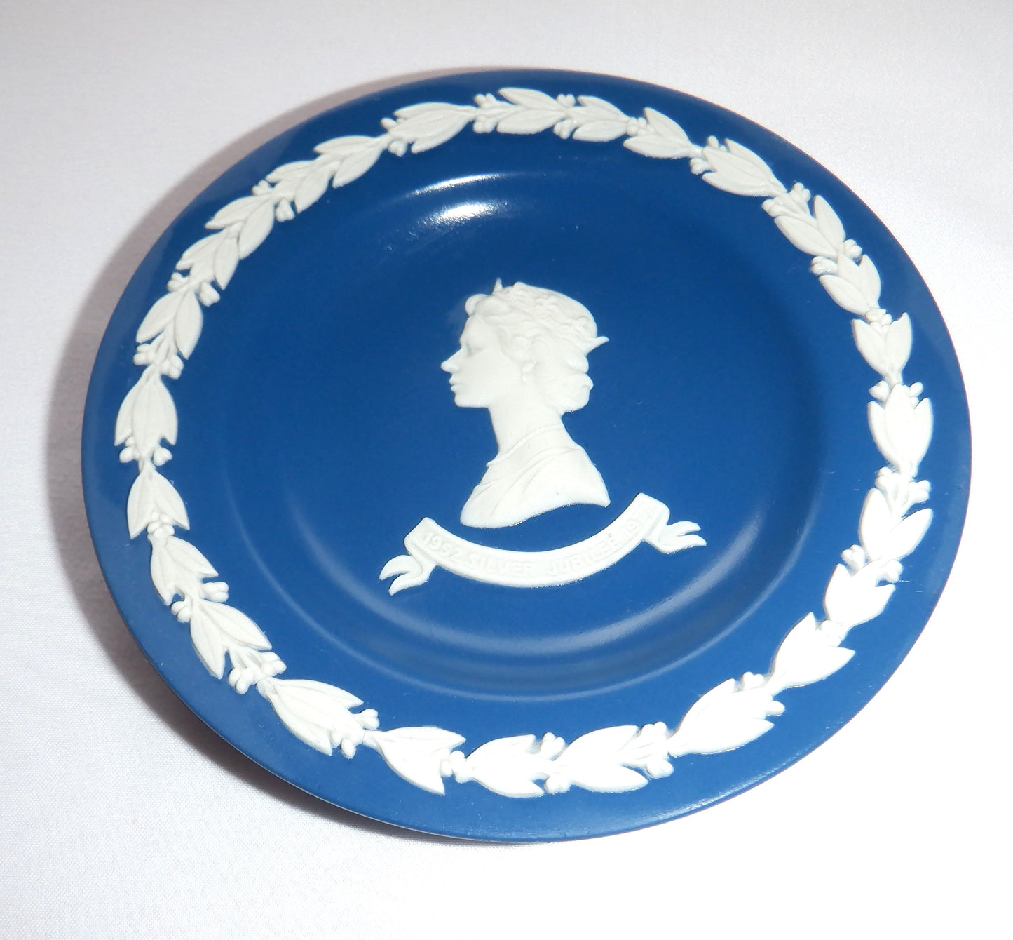 1952-1972 QUEEN ELIZABETH Silver Jubilee Cameo MINIATURE Wedgewood PLATE & Original WILLIAM EDWARD Box!