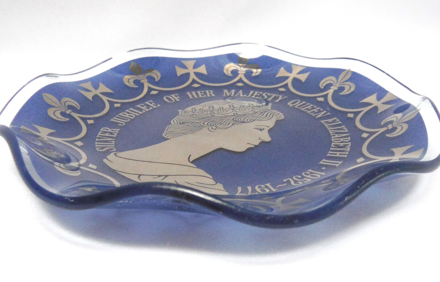 QUEEN ELIZABETH II SILVER JUBILEE: Round Glass Trinket Tray, 1977