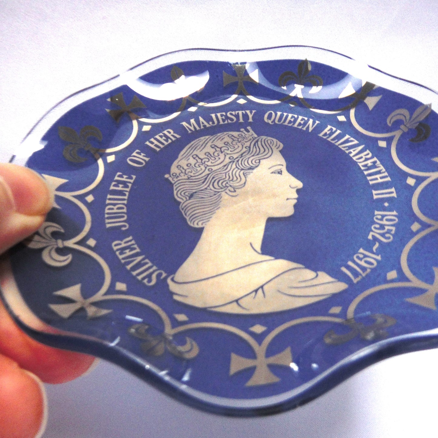 QUEEN ELIZABETH II SILVER JUBILEE: Round Glass Trinket Tray, 1977