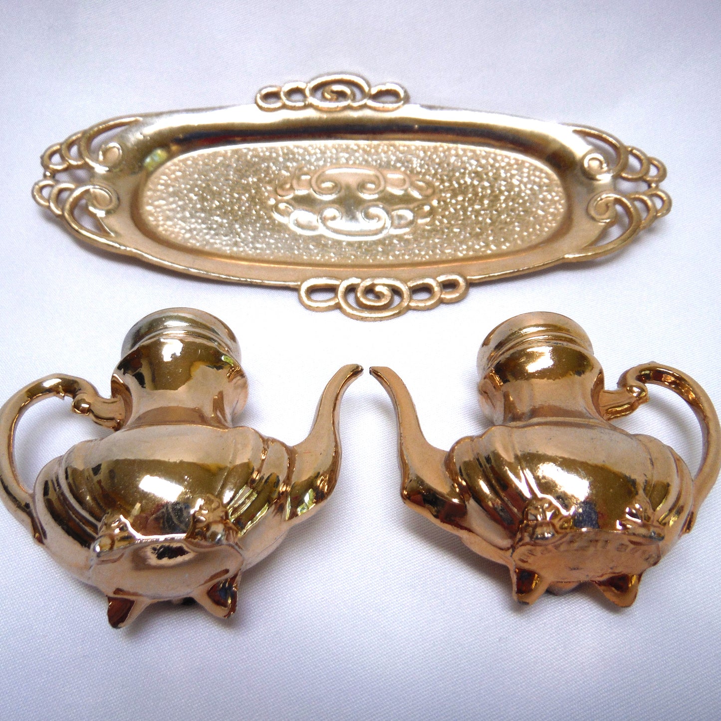 MINIATURE Salt & Pepper Shakers in "UTAH Coffee-Pot-Style" including the original serving tray, Made in 1960's Japan