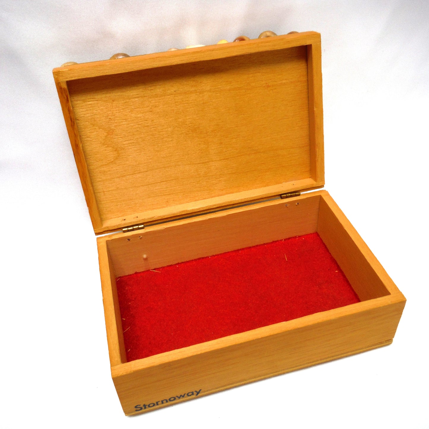 Spectacular Souvenir VINTAGE SEASHELL ENCRUSTED WOODEN BOX from Stornoway, Scotland