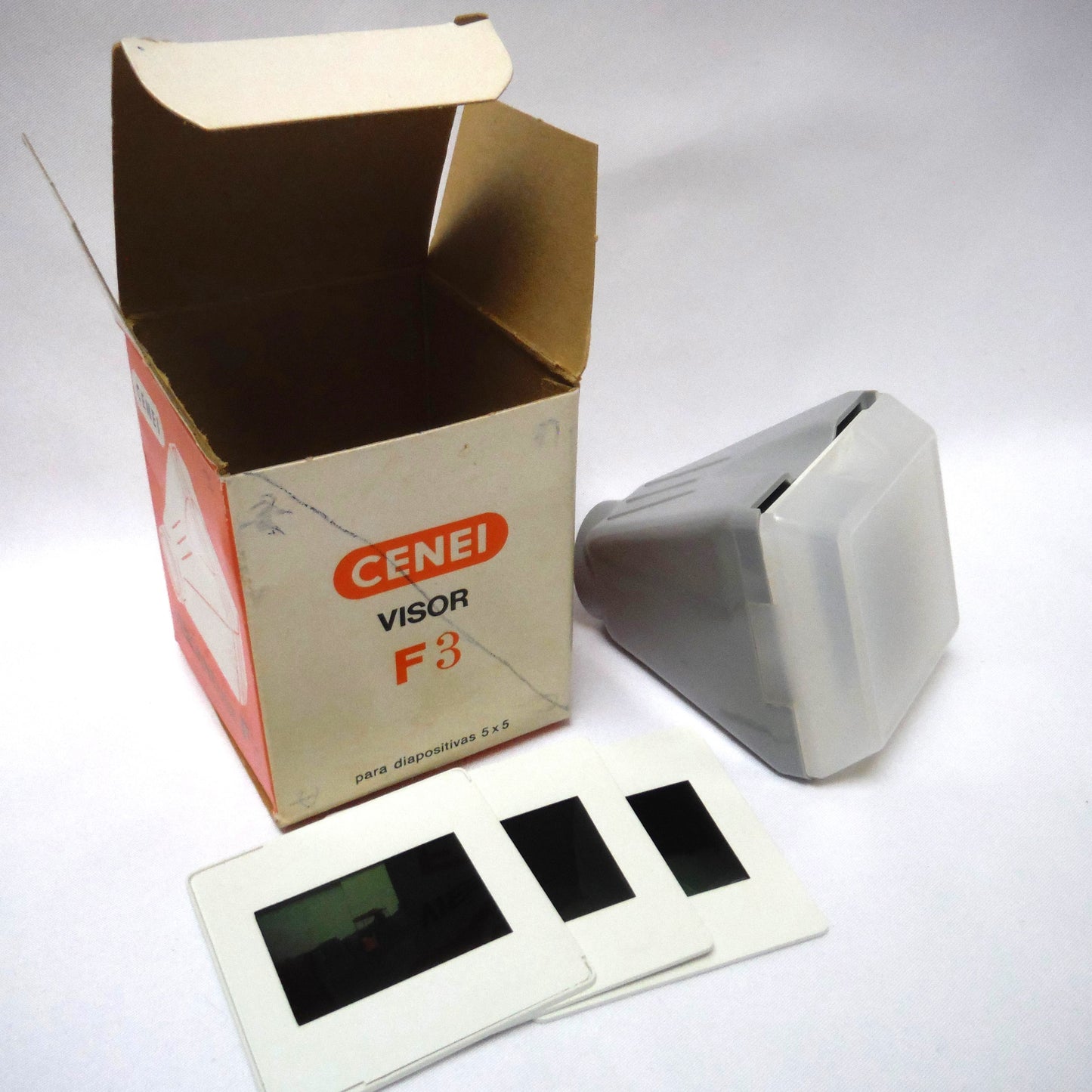 WEST GERMAN PHOTO SLIDE PROJECTOR (Cenei Visor F3 Carl Neithold) HAND VIEWER, in original box with FOUR original colour German military slides. Ultra-Rare!