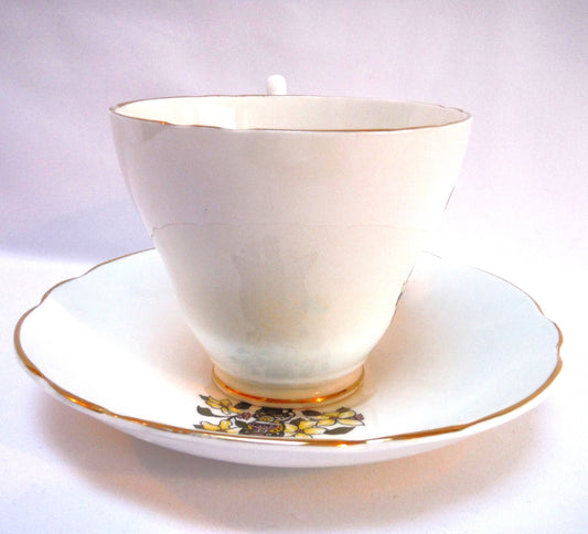 RARE VINTAGE TOTEM POLE TEA CUP AND SAUCER by Regency of England: 'COURTENAY, B.C.'