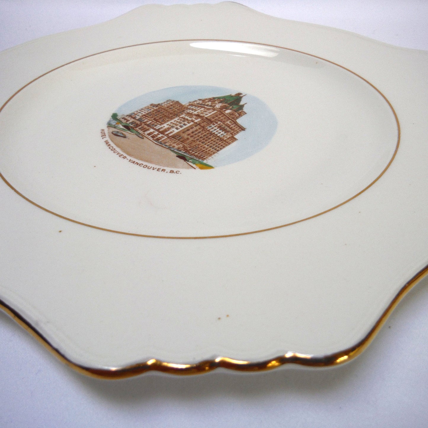 ANTIQUE SOUVENIR DINNER PLATE: HOTEL VANCOUVER, Made by Royal Winton Grimwades of England