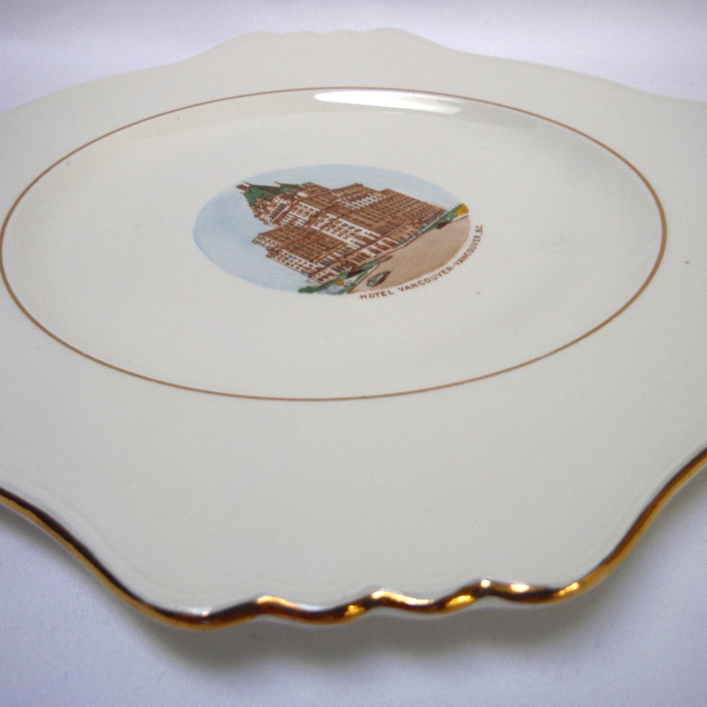 ANTIQUE SOUVENIR DINNER PLATE: HOTEL VANCOUVER, Made by Royal Winton Grimwades of England