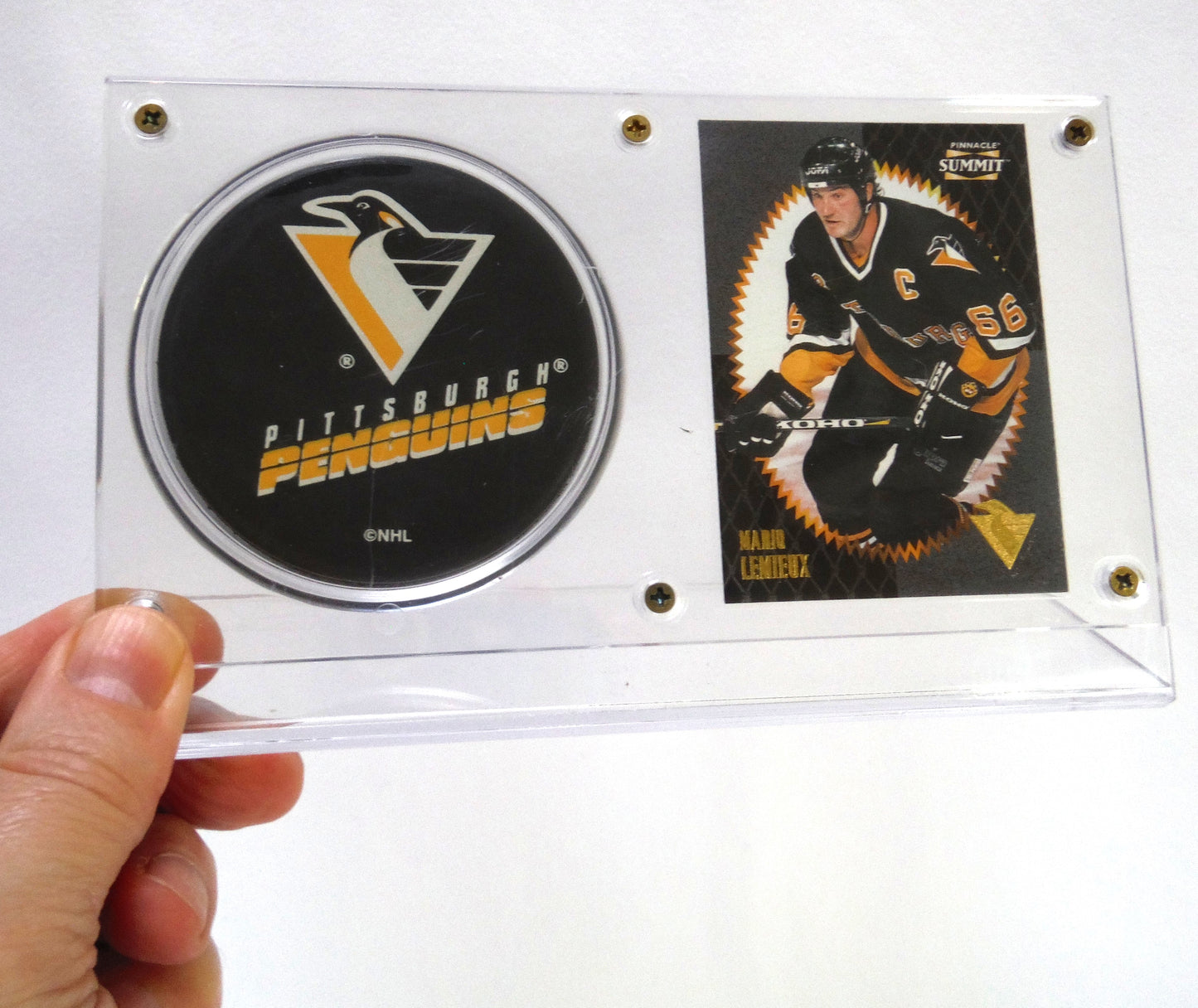 MARIO LEMIEUX 1996 TRADING CARD AND PITTSBURGH PENGUINS GAME PUCK: In Clear Plastic Display Stand
