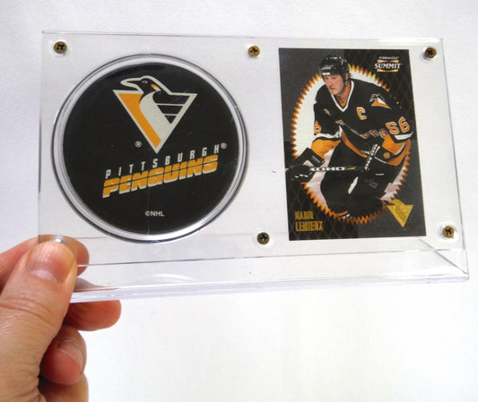 MARIO LEMIEUX 1996 TRADING CARD AND PITTSBURGH PENGUINS GAME PUCK: In Clear Plastic Display Stand