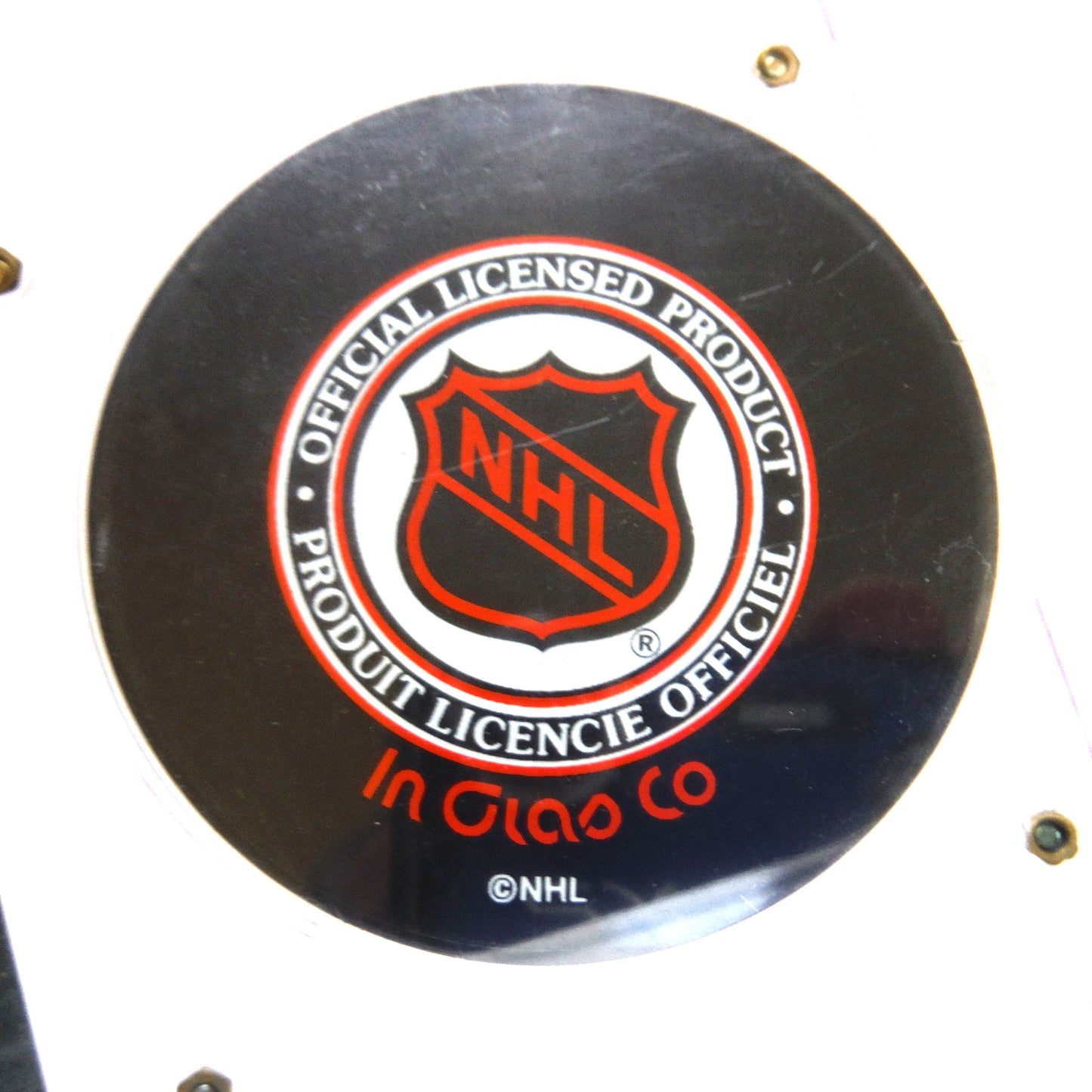 MARIO LEMIEUX 1996 TRADING CARD AND PITTSBURGH PENGUINS GAME PUCK: In Clear Plastic Display Stand