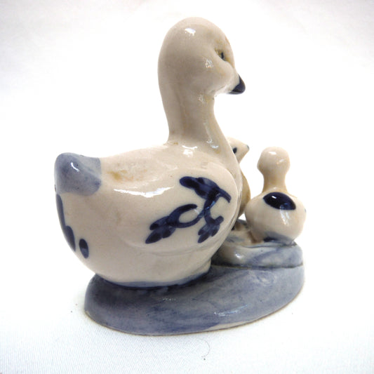 DELFT BLUE HAND PAINTED FIGURINE: Momma Duck and Two Babies!