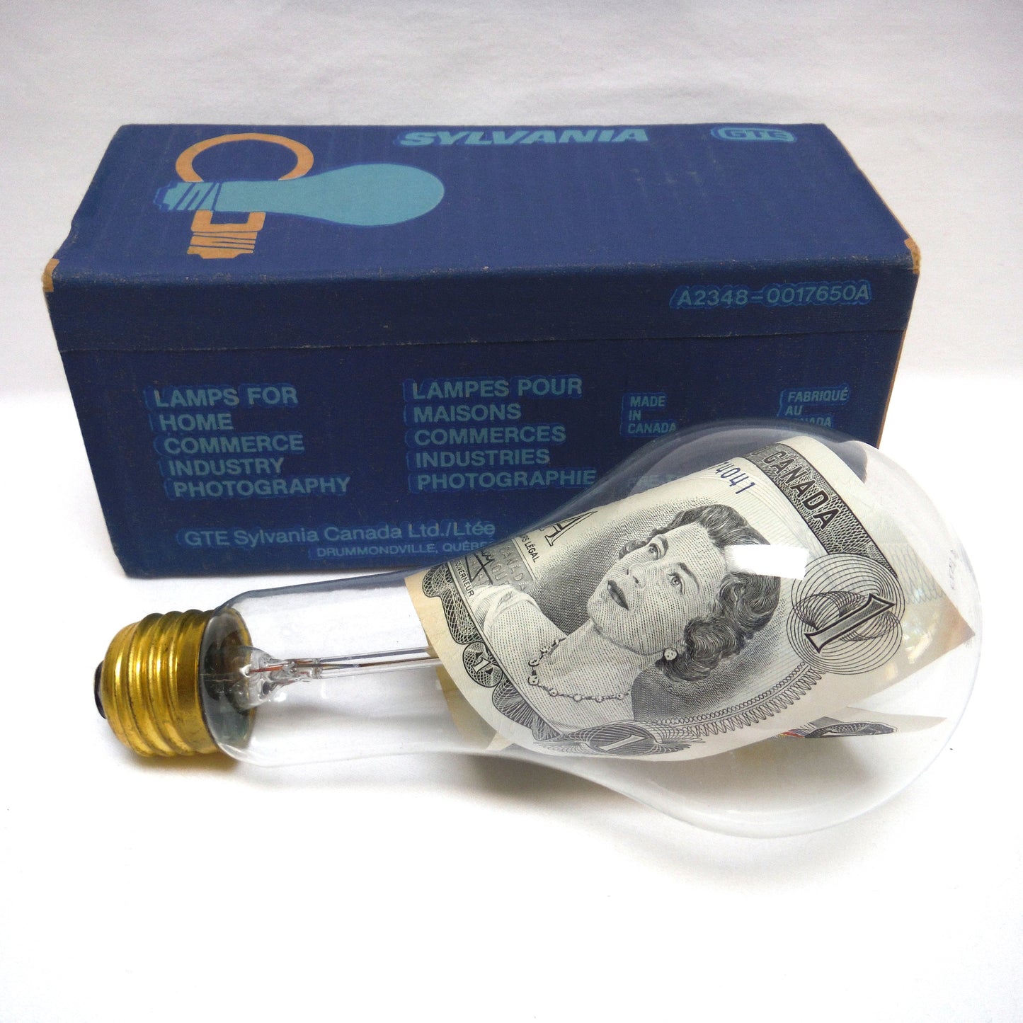 VINTAGE REAL $1 DOLLAR CANADIAN 1973 PAPER BANK NOTE INSIDE A SYLVANIA CLEAR LIGHT BULB!