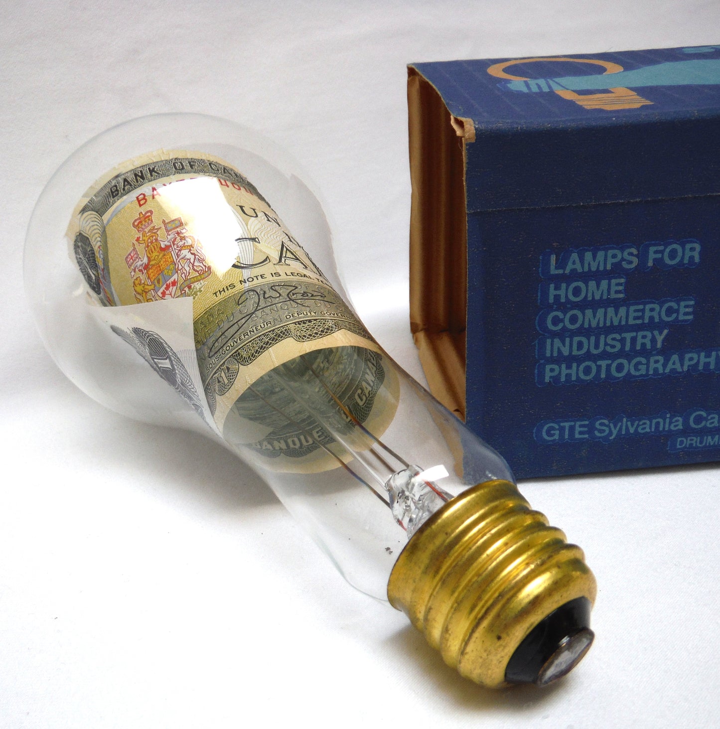 VINTAGE REAL $1 DOLLAR CANADIAN 1973 PAPER BANK NOTE INSIDE A SYLVANIA CLEAR LIGHT BULB!