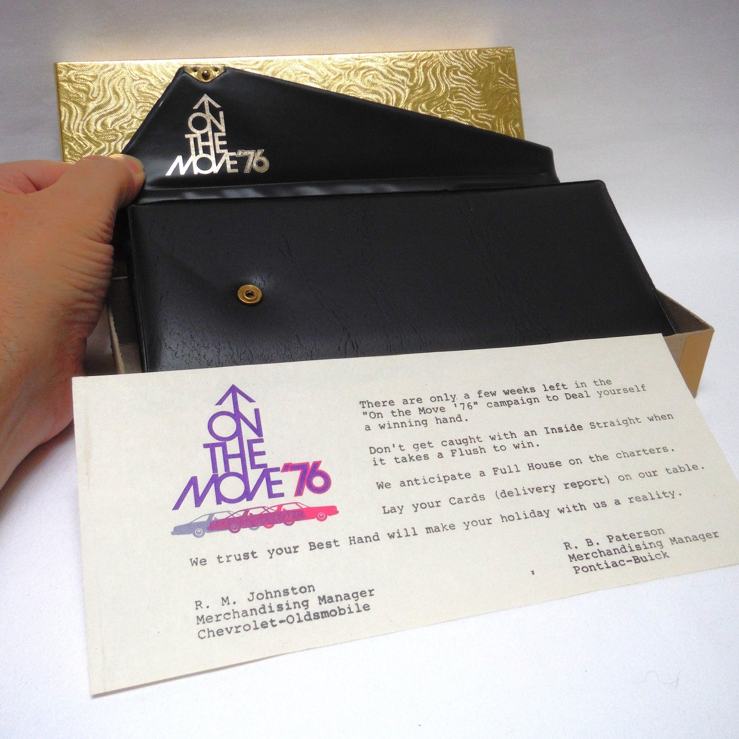 ULTRA RARE 1976 2-DECK POKER BRIDGE CARD PLAYING LEATHER POUCH KIT: "On The Move '76", A Vintage Automotive Industry Giveaway Gift!