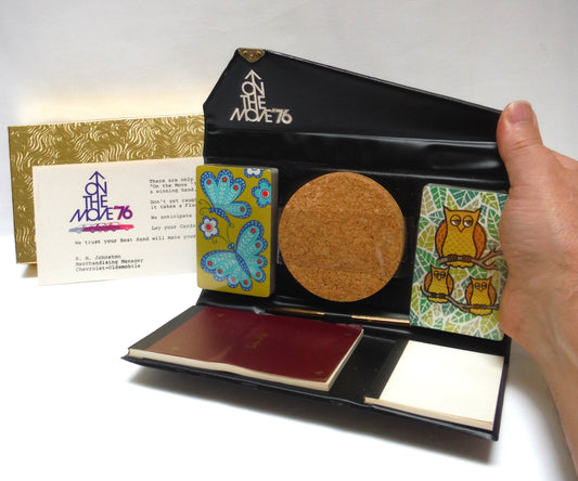 ULTRA RARE 1976 2-DECK POKER BRIDGE CARD PLAYING LEATHER POUCH KIT: "On The Move '76", A Vintage Automotive Industry Giveaway Gift!