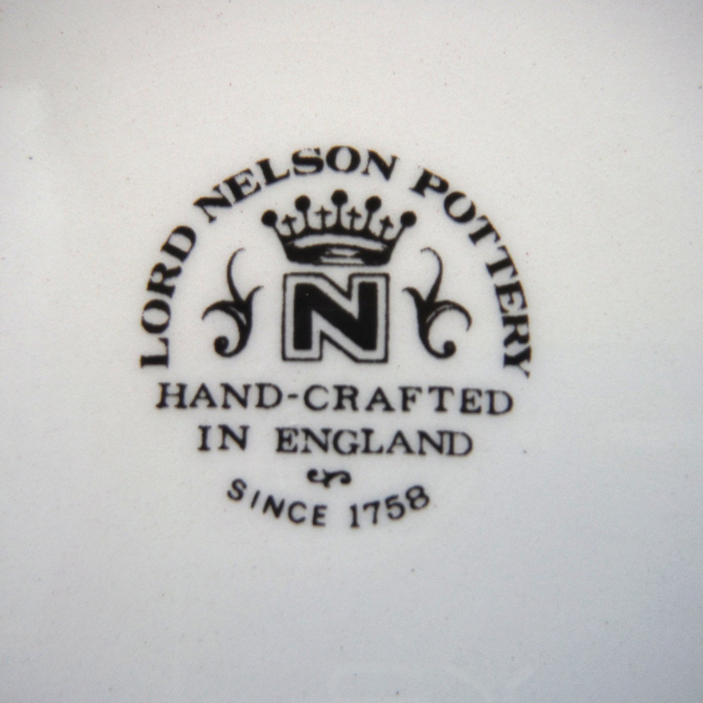 1977 QUEEN ELIZABETH SILVER JUBILEE 8-Inch OCTAGON COMMEMORATIVE PLATE: 'Dei Gratia Regina Fid Def Elizabeth II'
