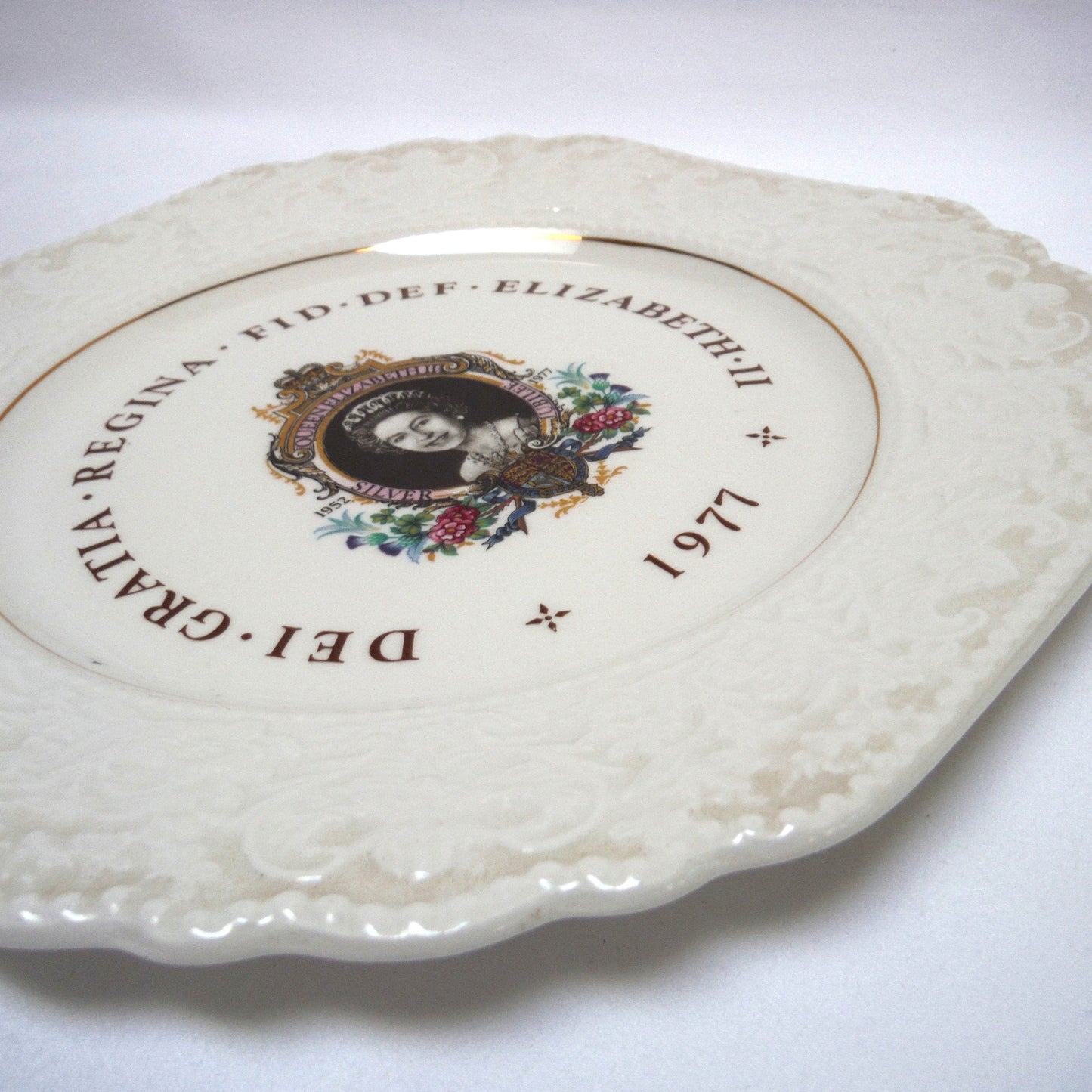 1977 QUEEN ELIZABETH SILVER JUBILEE 8-Inch OCTAGON COMMEMORATIVE PLATE: 'Dei Gratia Regina Fid Def Elizabeth II'