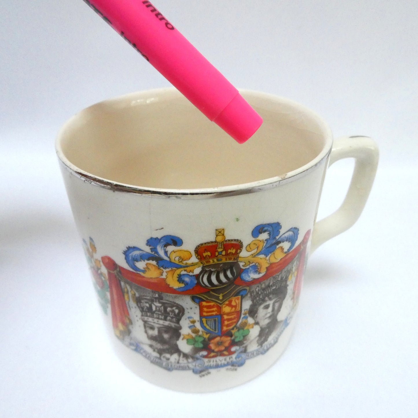 ANTIQUE COMMEMORATIVE ROYAL MUG: Celebrating The 1935 Silver Jubilee of KING GEORGE V AND QUEEN MARY