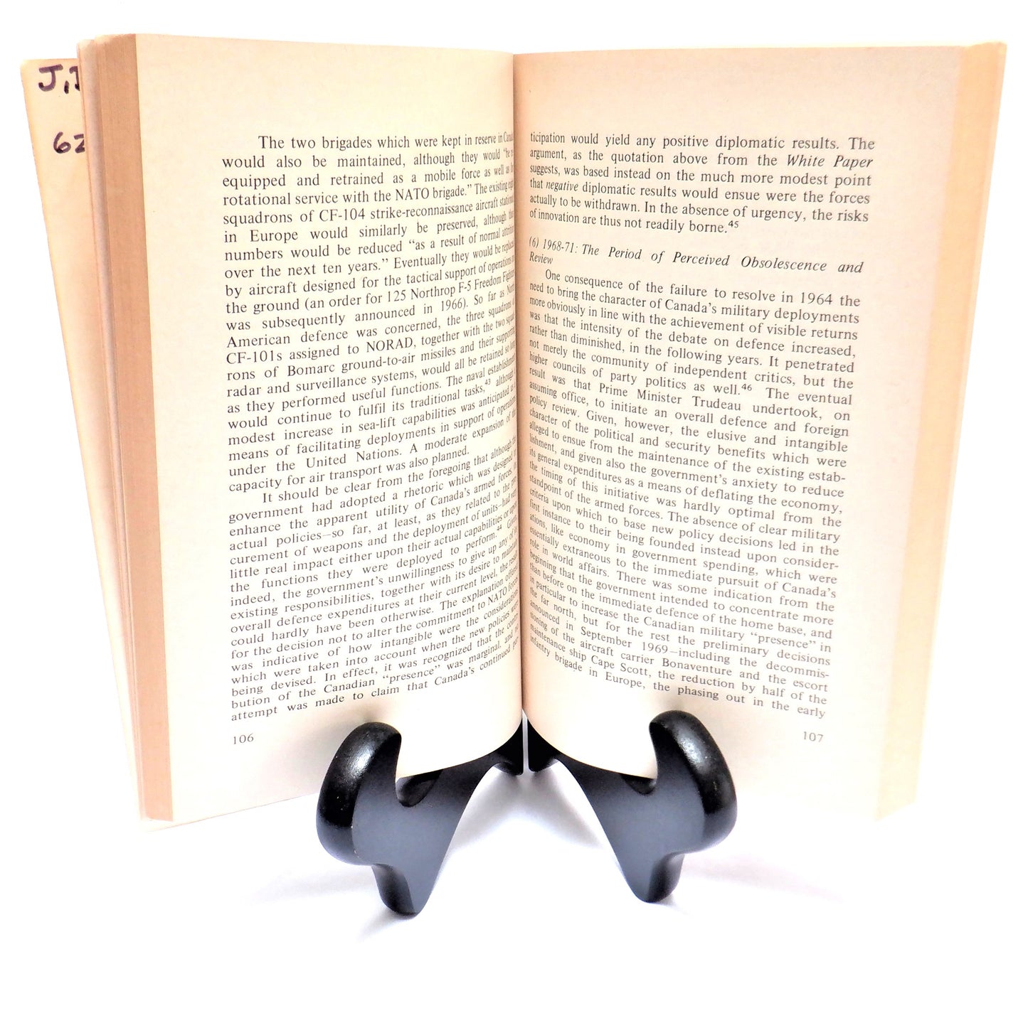 THE CANADIAN MILITARY, A PROFILE by Hector J. Massey (1972 1st Ed.)