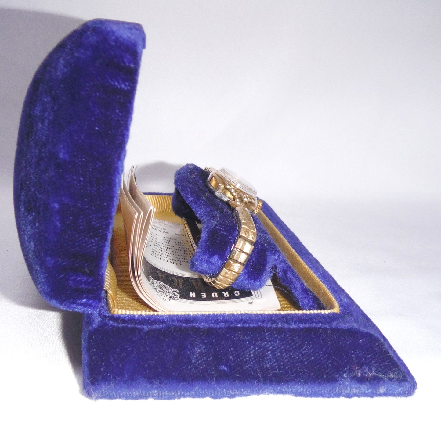 GRUEN Veri-Thin Ladies Gold Wrist Watch, in Original Night Blue Velvet Box with warranty paper, 1940’s