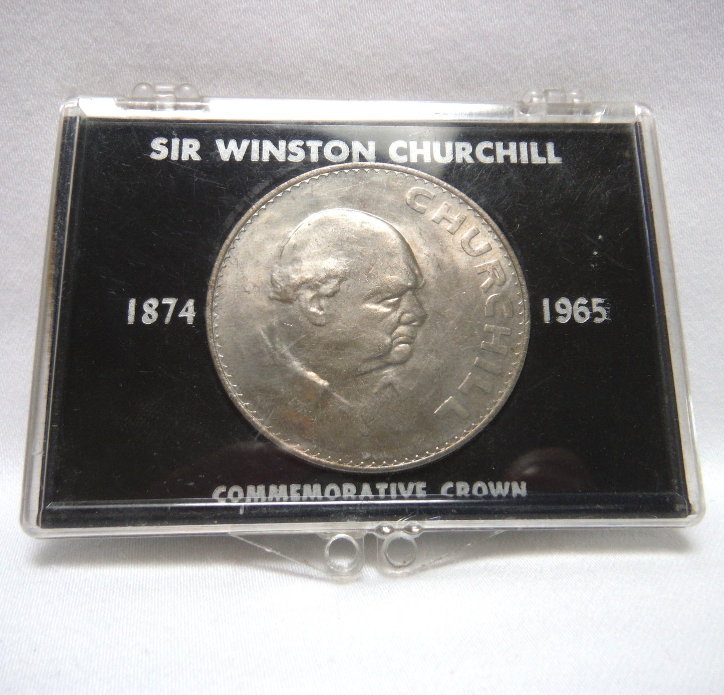 1965 SIR WINSTON CHURCHILL COMMEMORATIVE CROWN COIN (1874 – 1965), in the Ultra Rare Wide Hinged Display Case