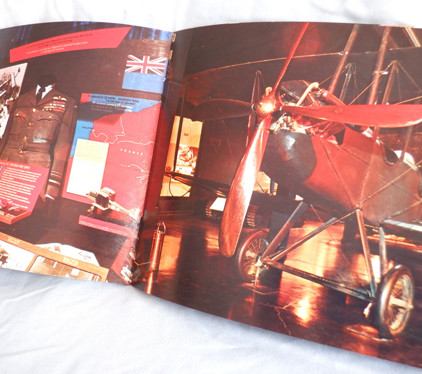 Vintage Tourist Souvenir Booklet from Ottawa, Ontario, Canada: CANADIAN WAR MUSEUM, 1970's