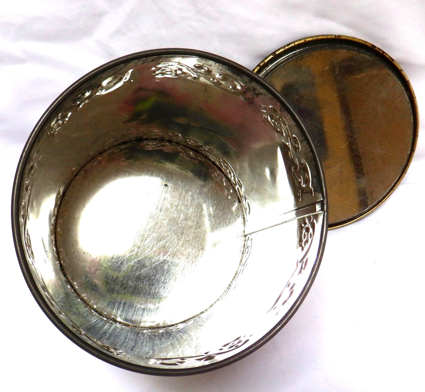 Round Vintage Tin with Removable Top: 'HUNTER and HIS HOUNDS'