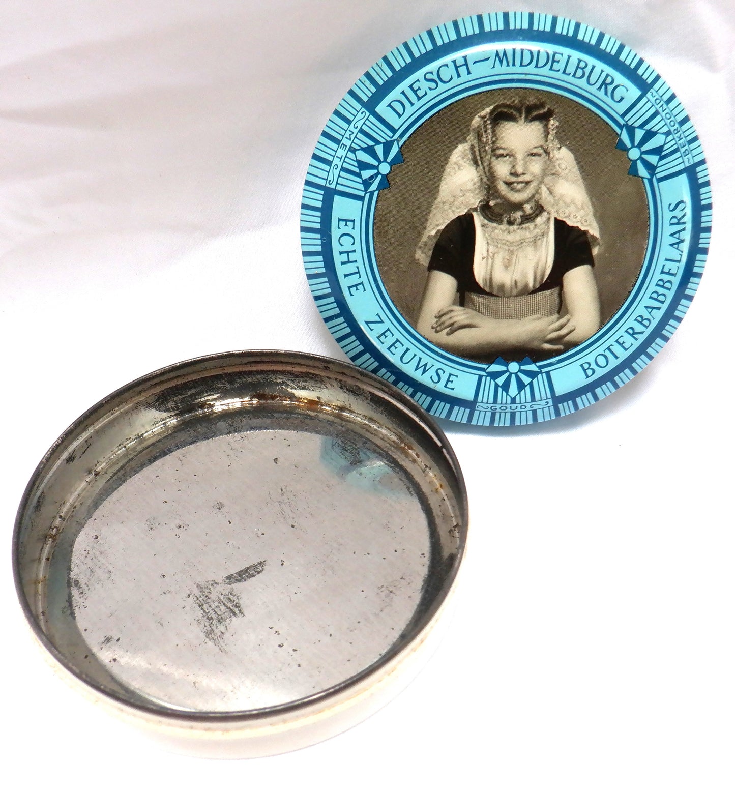 "DUTCH GIRL" Round Vintage Pocket Candy Tin by Diesch-Middelburg of Holland!