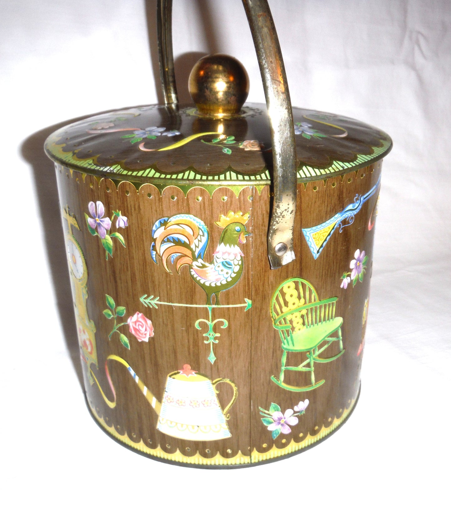 A Vintage Round Tin designed by DAHER of Long Island NEW YORK USA: 'LARGE AMERICANA PAIL'
