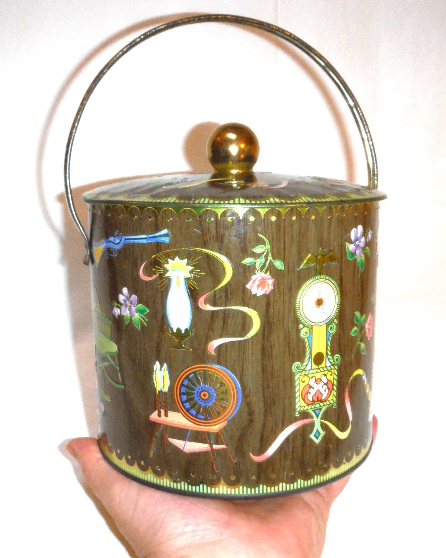 A Vintage Round Tin designed by DAHER of Long Island NEW YORK USA: 'LARGE AMERICANA PAIL'
