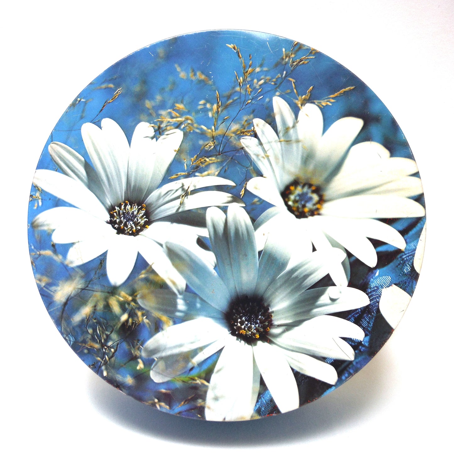 VINTAGE LARGE ROUND BISCUIT CAKE TIN: 'Three White Flowers in a Field of Wheat'