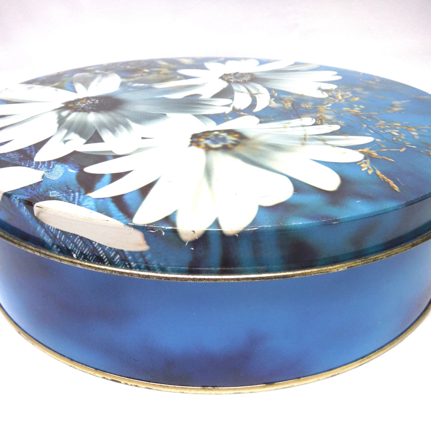 VINTAGE LARGE ROUND BISCUIT CAKE TIN: 'Three White Flowers in a Field of Wheat'
