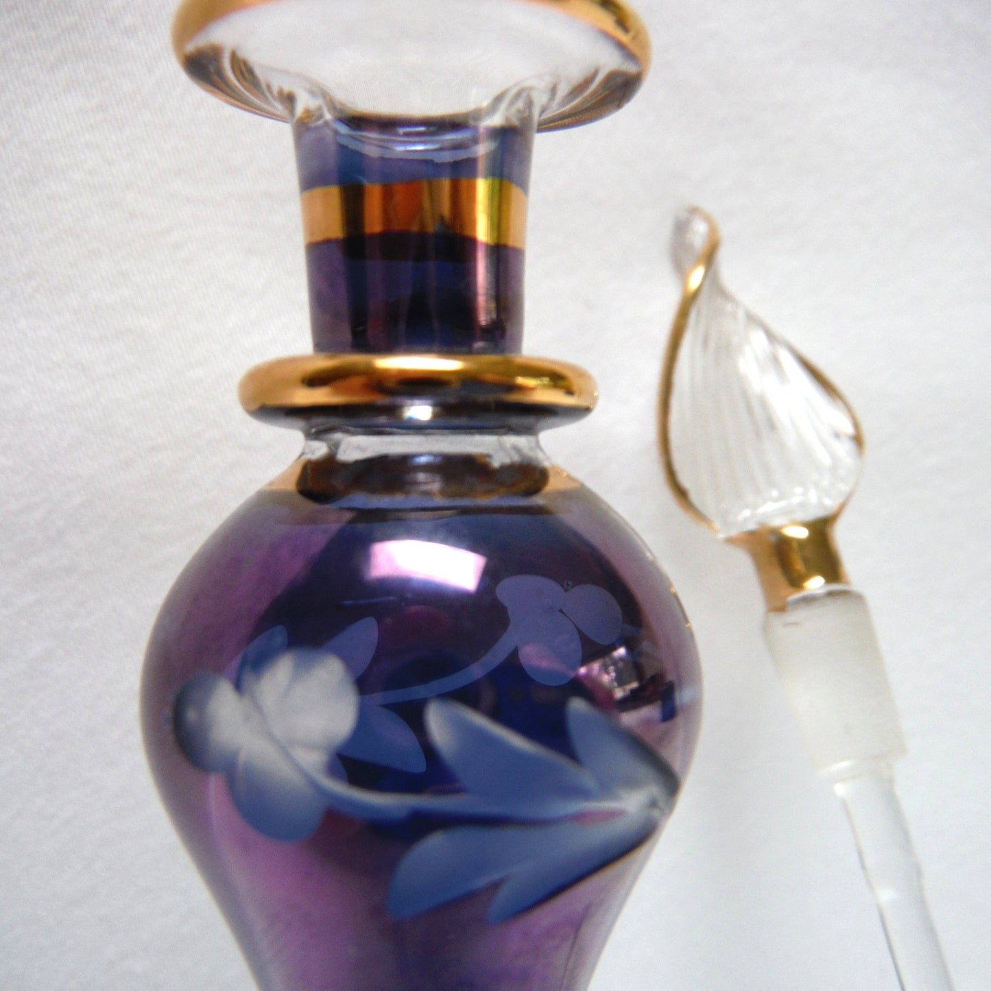 MINIATURE EGYPTIAN PERFUME BOTTLE: 'Nefertitis Tears 18 K gold glided, amethyst toned, mouth blown, hand-cut'