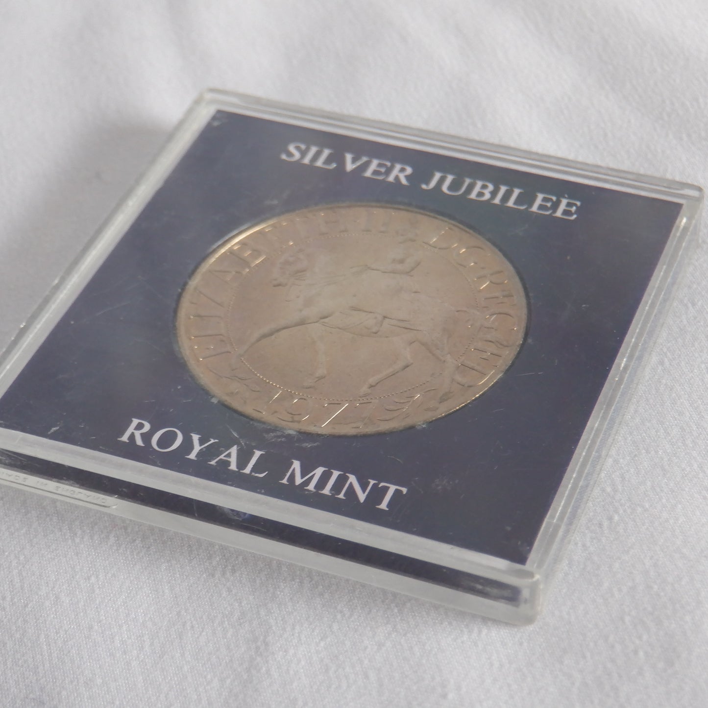 THE SILVER JUBILEE BRITISH CROWN COIN: 25th Anniversary of QUEEN ELIZABETH II, (1952-1977)