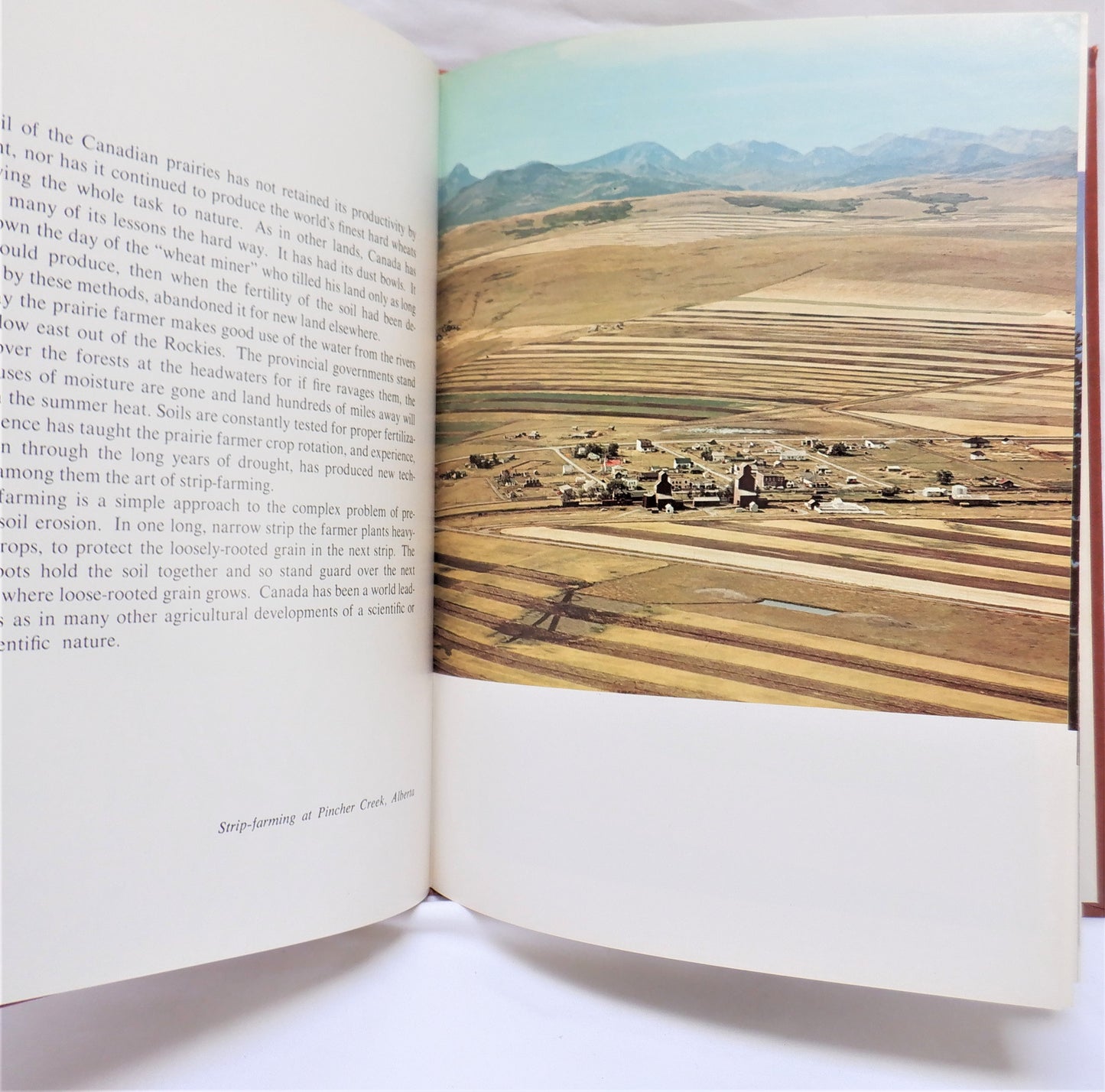 CANADA IN COLOUR, A Vintage Book by George Hunter & Leslie Roberts (1959 1st Ed.)