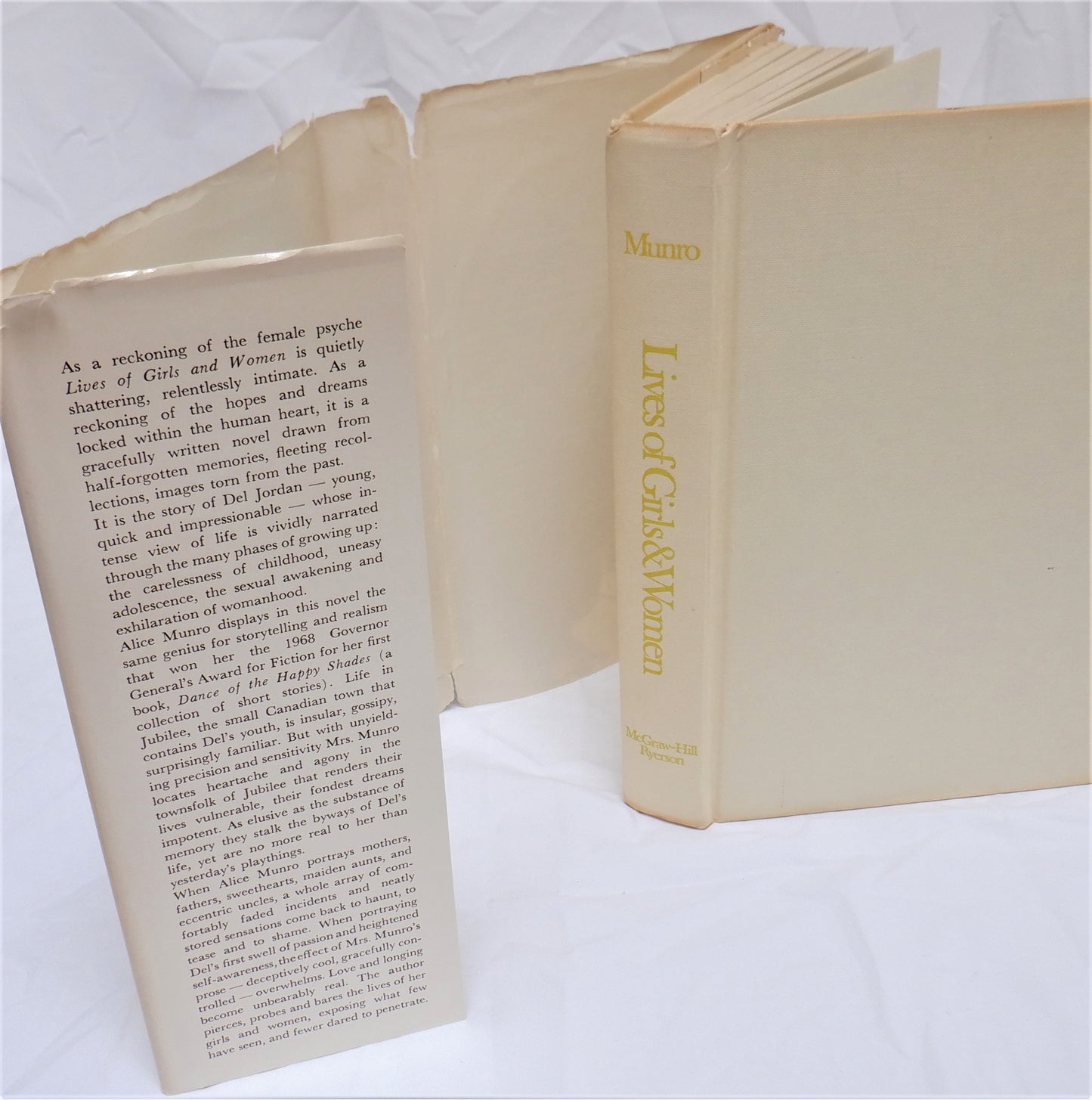 LIVES OF GIRLS AND WOMEN, The Original 1971 Novel Printed in Canada, by ALICE MUNRO (1st Ed. SIGNED)