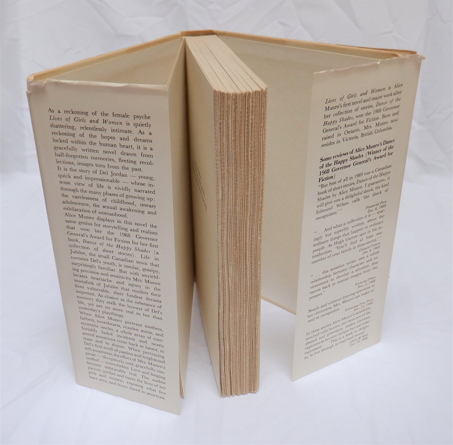 LIVES OF GIRLS AND WOMEN, The Original 1971 Novel Printed in Canada, by ALICE MUNRO (1st Ed. SIGNED)