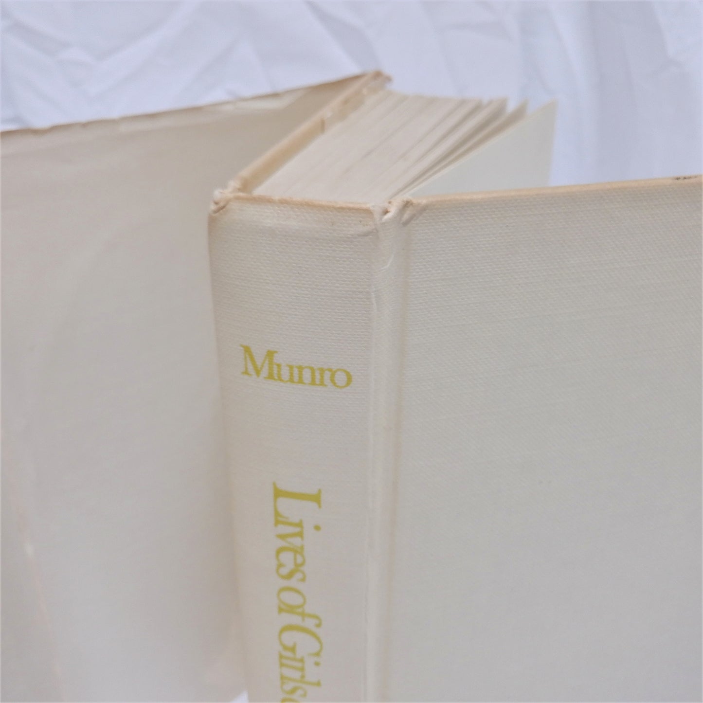 LIVES OF GIRLS AND WOMEN, The Original 1971 Novel Printed in Canada, by ALICE MUNRO (1st Ed. SIGNED)