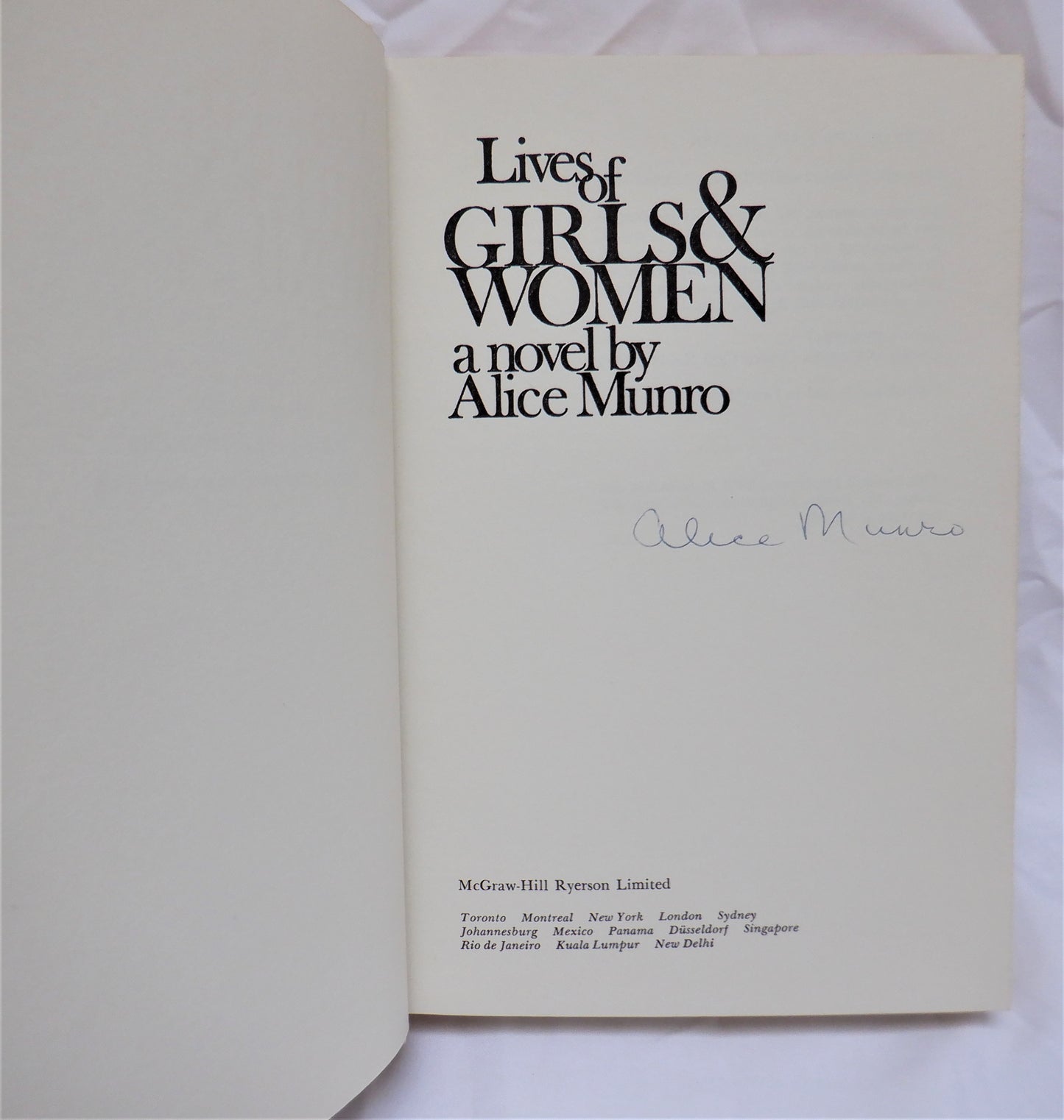LIVES OF GIRLS AND WOMEN, The Original 1971 Novel Printed in Canada, by ALICE MUNRO (1st Ed. SIGNED)