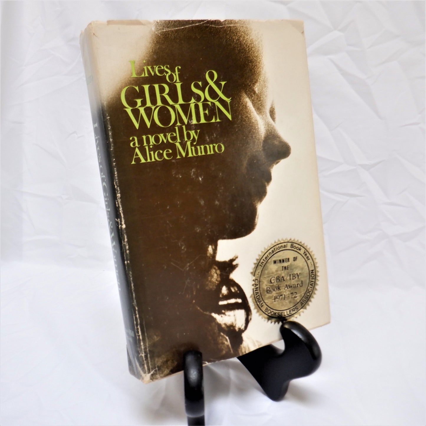 LIVES OF GIRLS AND WOMEN, The Original 1971 Novel Printed in Canada, by ALICE MUNRO (1st Ed. SIGNED)