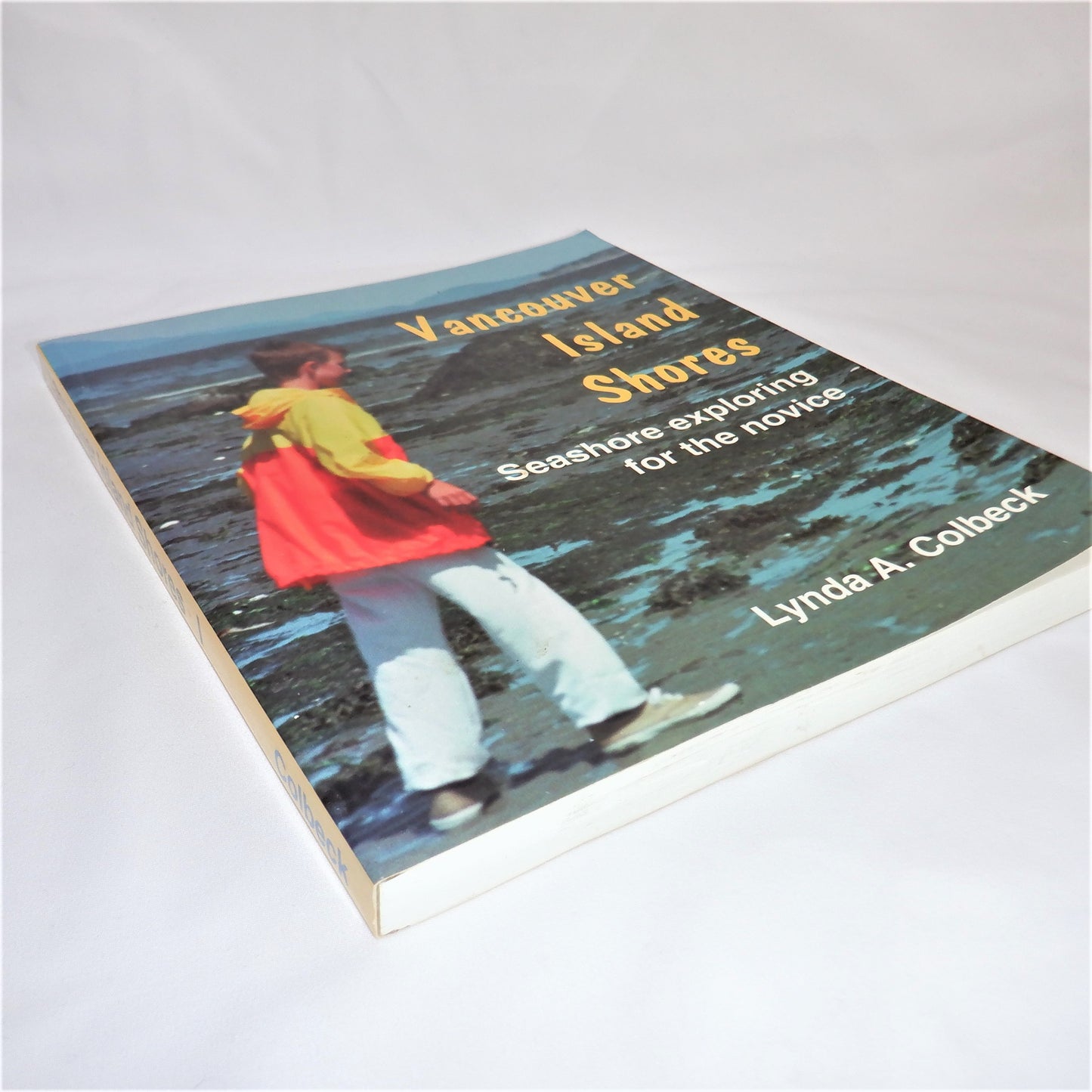 VANCOUVER ISLAND SHORES, Seashore exploring for the novice, by Lynda A. Colbeck (1st Ed. SIGNED)