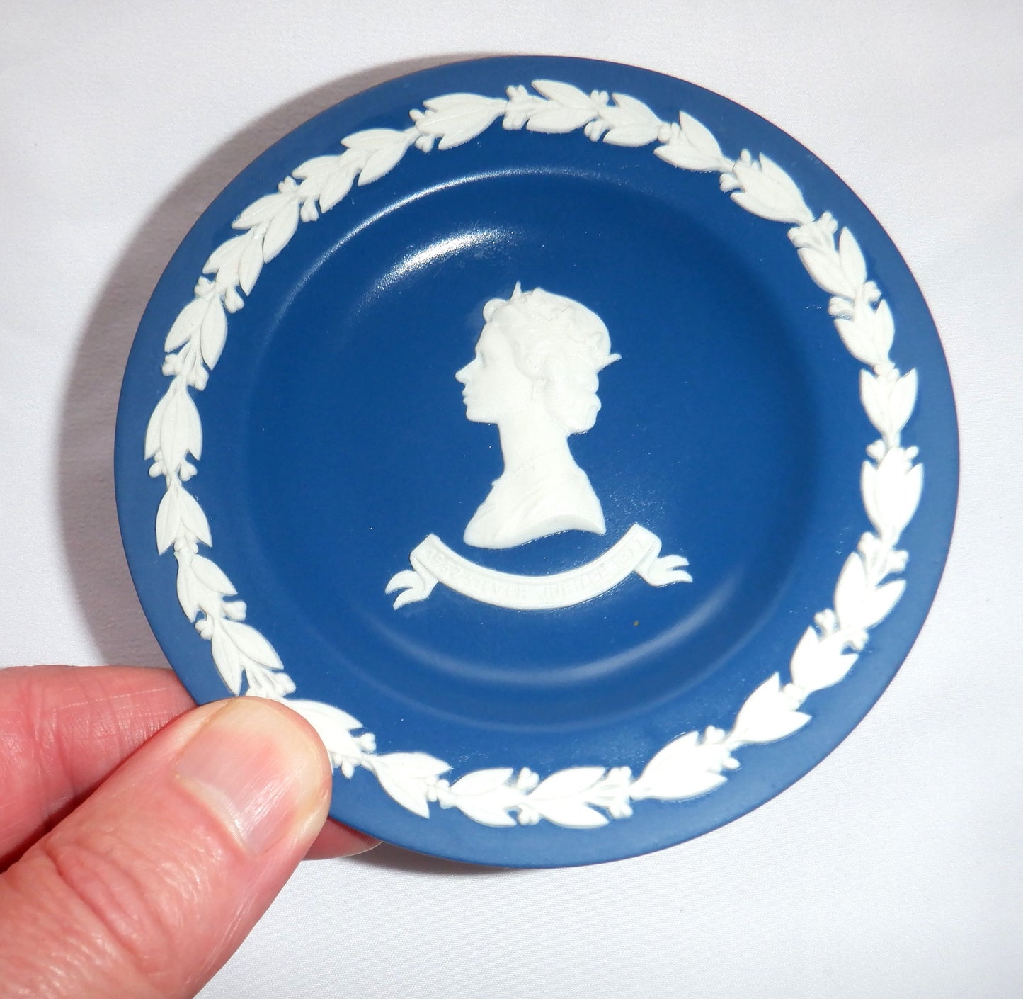 1952-1972  QUEEN ELIZABETH Silver Jubilee Cameo MINIATURE Wedgewood PLATE & Original WILLIAM EDWARD Box!