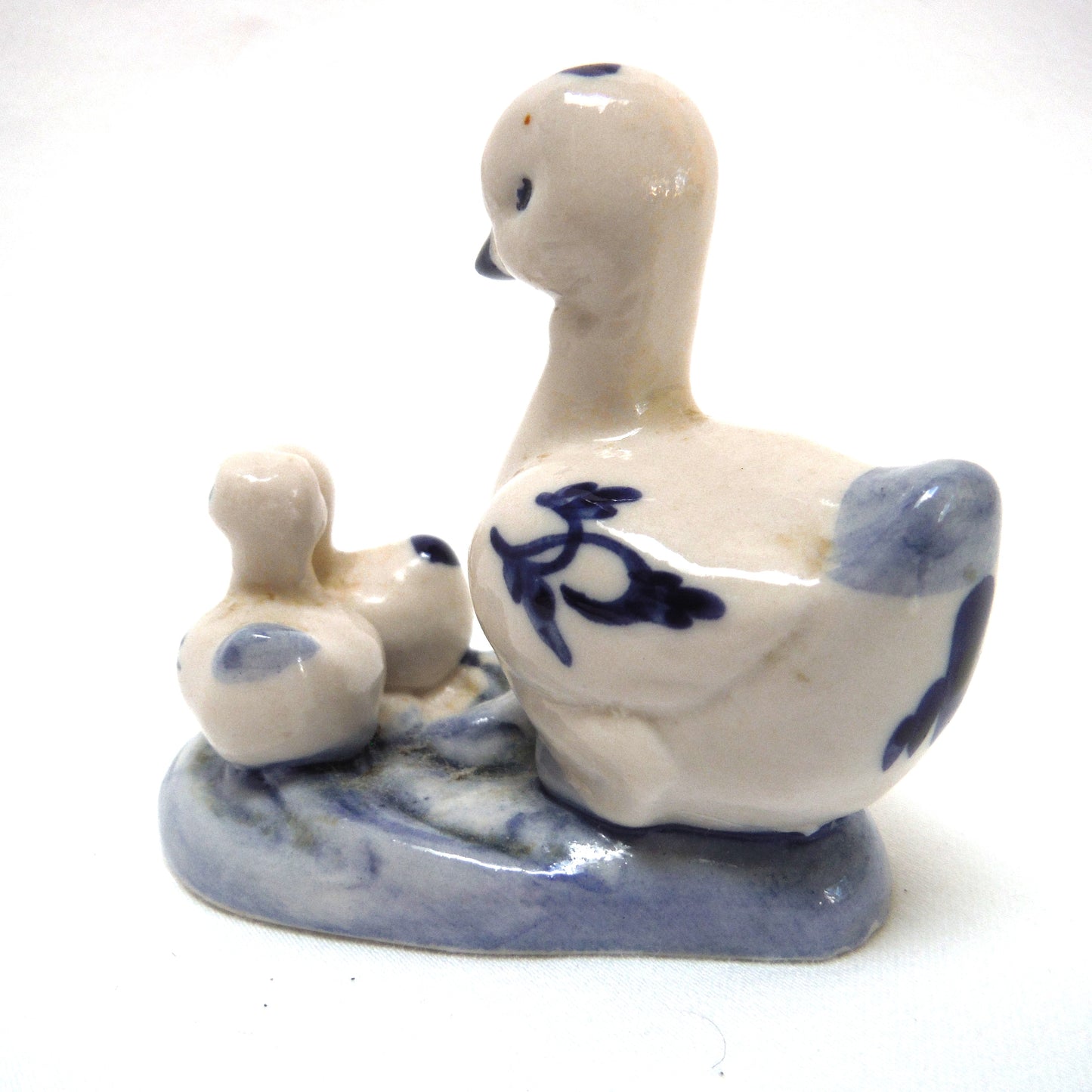 DELFT BLUE HAND PAINTED FIGURINE: Momma Duck and Two Babies!
