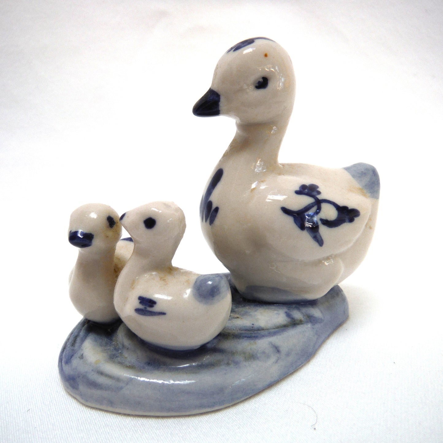 DELFT BLUE HAND PAINTED FIGURINE: Momma Duck and Two Babies!