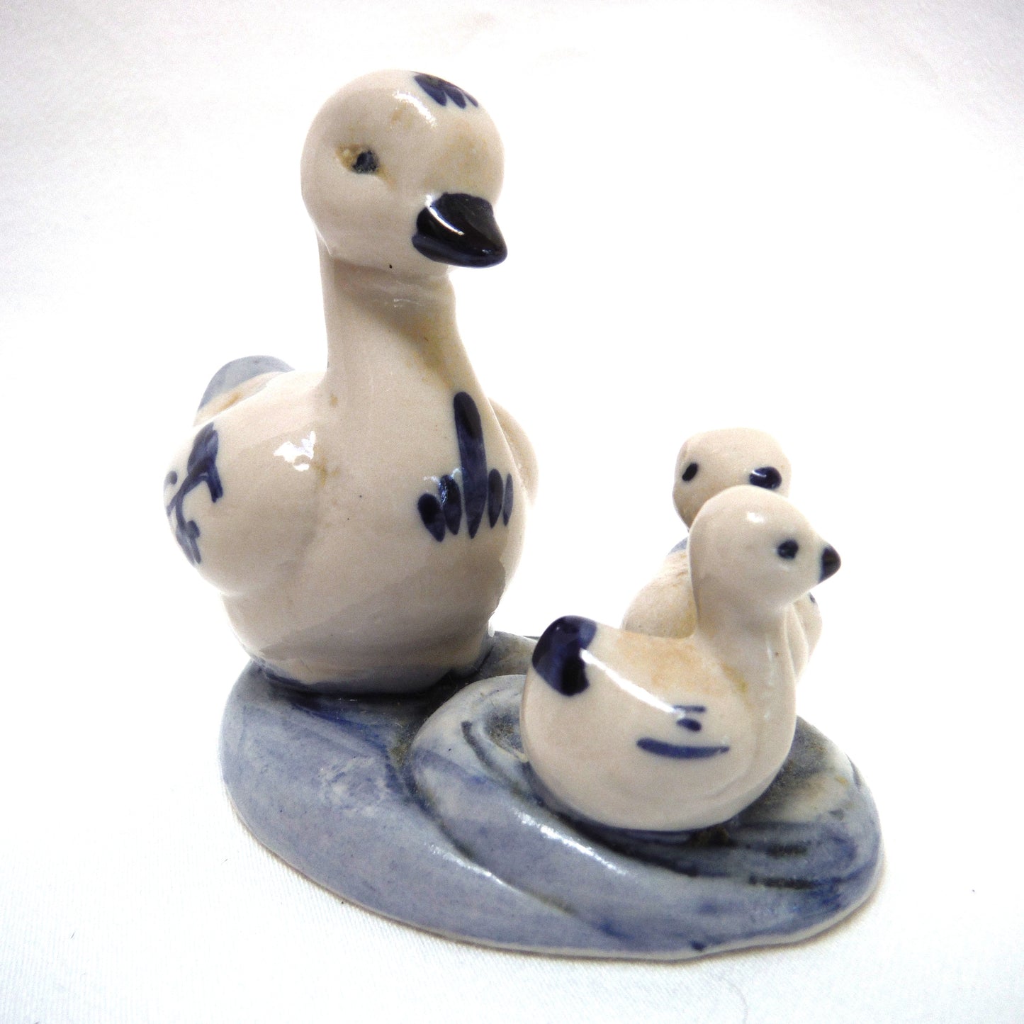 DELFT BLUE HAND PAINTED FIGURINE: Momma Duck and Two Babies!