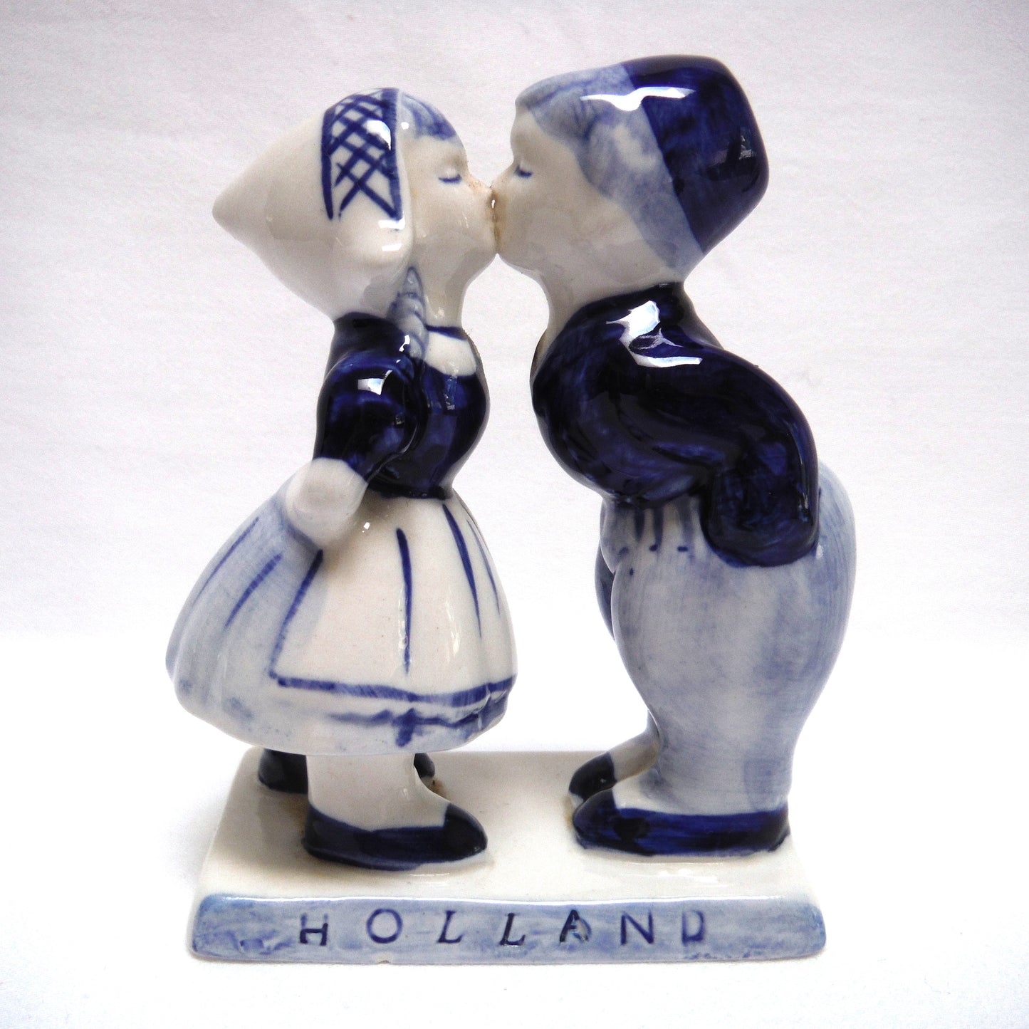 VINTAGE STATUE OF DUTCH COUPLE KISSING, Complete with HOLLAND Base and Sticker, Hand Painted by BLUE DELFT