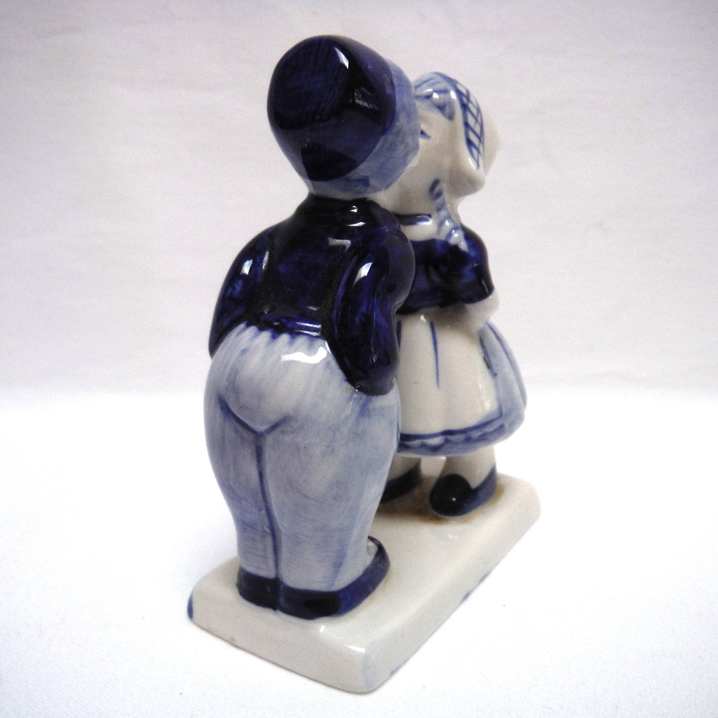 VINTAGE STATUE OF DUTCH COUPLE KISSING, Complete with HOLLAND Base and Sticker, Hand Painted by BLUE DELFT