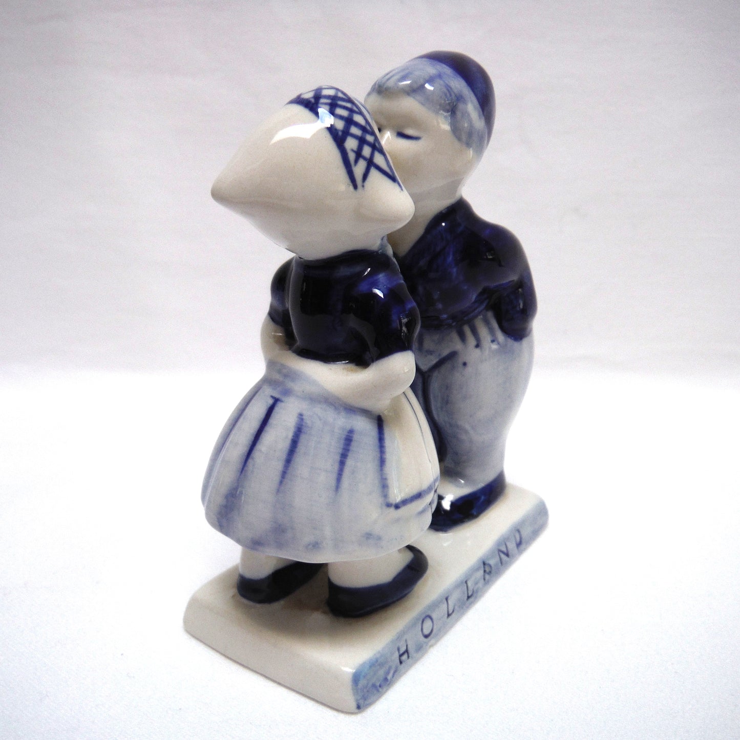 VINTAGE STATUE OF DUTCH COUPLE KISSING, Complete with HOLLAND Base and Sticker, Hand Painted by BLUE DELFT