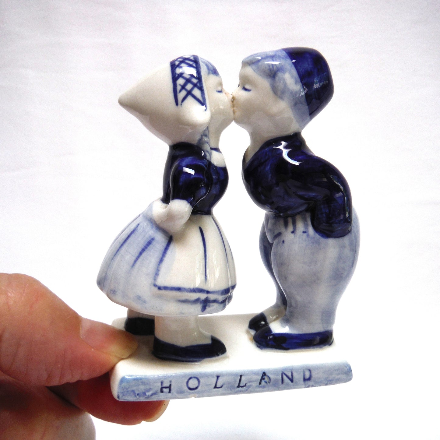 VINTAGE STATUE OF DUTCH COUPLE KISSING, Complete with HOLLAND Base and Sticker, Hand Painted by BLUE DELFT