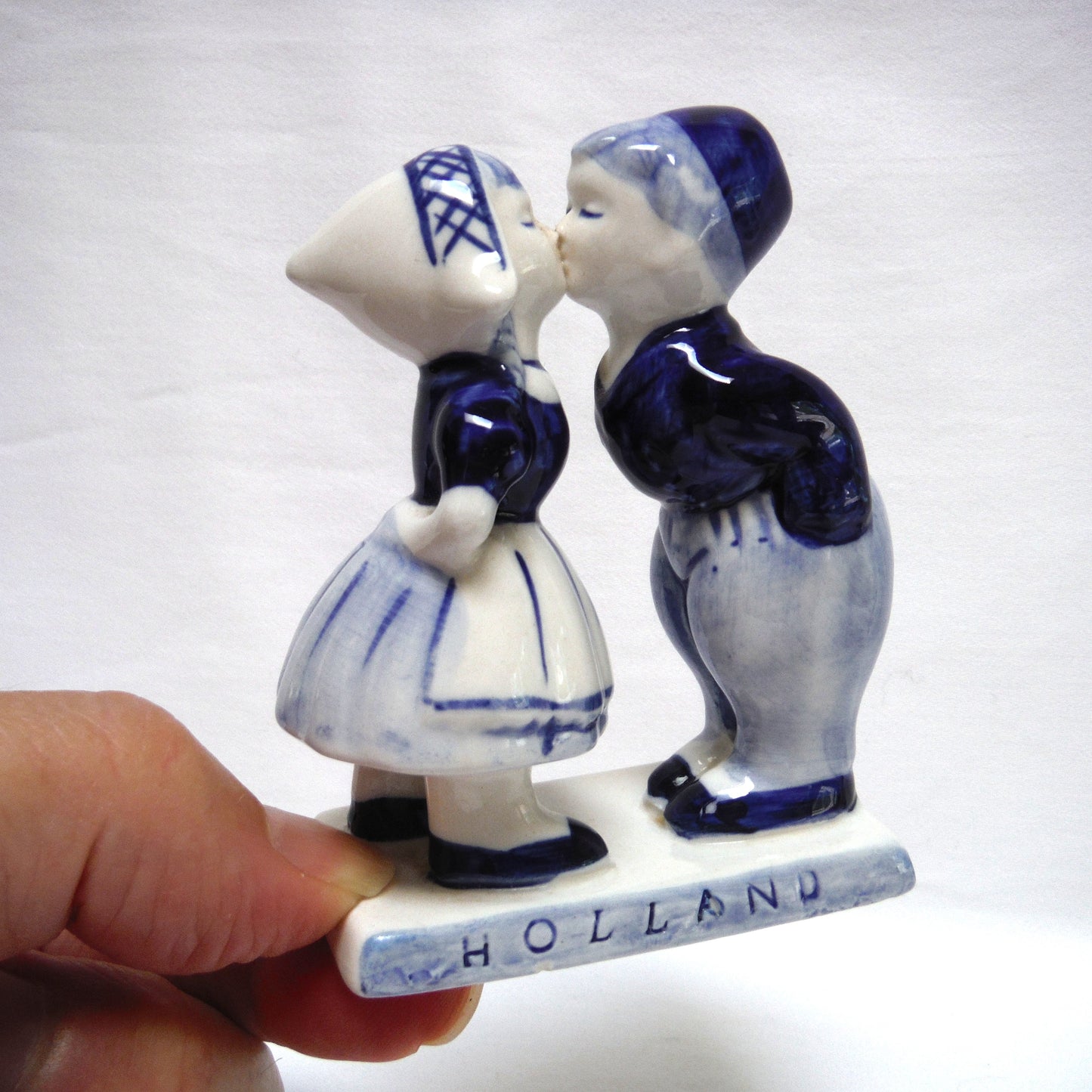 VINTAGE STATUE OF DUTCH COUPLE KISSING, Complete with HOLLAND Base and Sticker, Hand Painted by BLUE DELFT