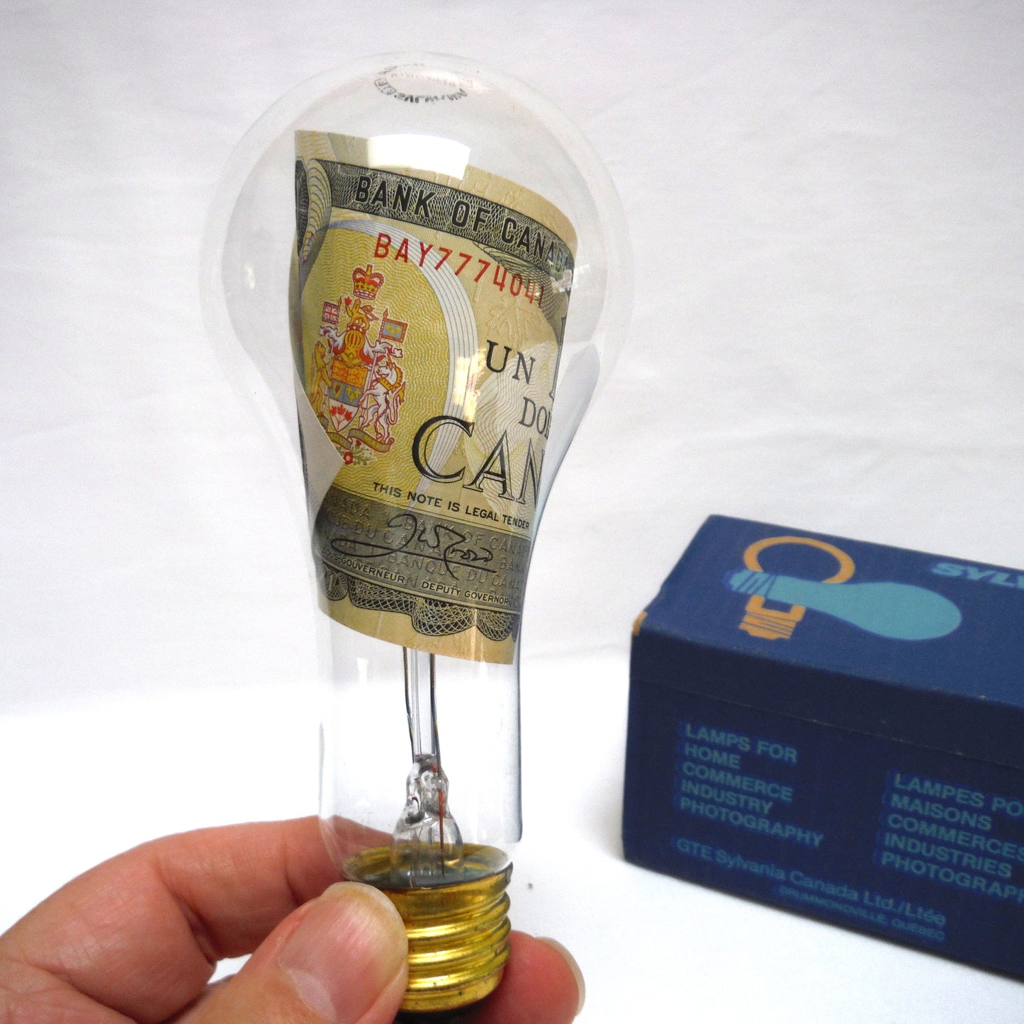VINTAGE REAL $1 DOLLAR CANADIAN 1973 PAPER BANK NOTE INSIDE A SYLVANIA CLEAR LIGHT BULB!