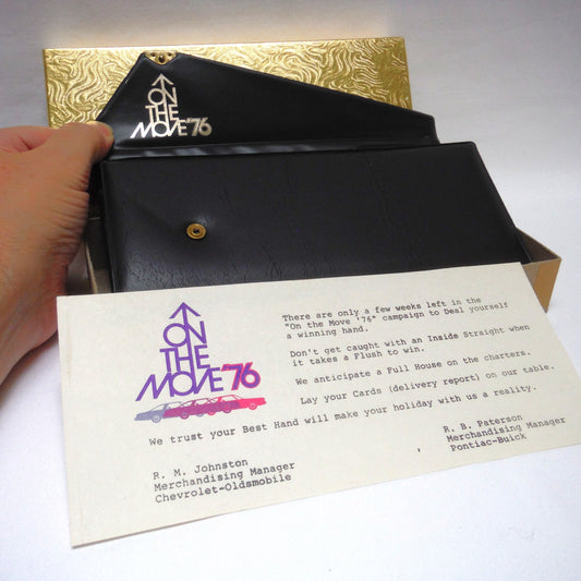 ULTRA RARE 1976 2-DECK POKER BRIDGE CARD PLAYING LEATHER POUCH KIT: "On The Move '76", A Vintage Automotive Industry Giveaway Gift!